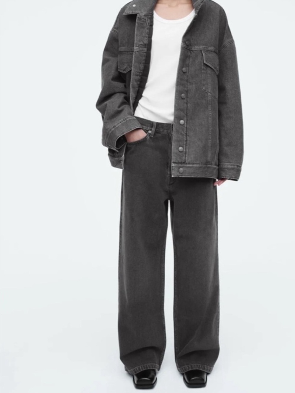 COS Volume Wide Leg Black Washed Jeans Low Rise Denim women’s 28 button front